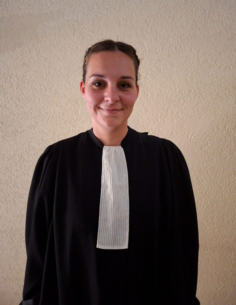 Avocate - Femme portant la robe noire